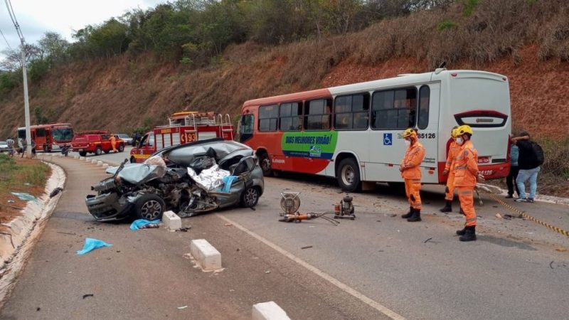 Idoso morre na MG 050 em batida entre carro e ônibus