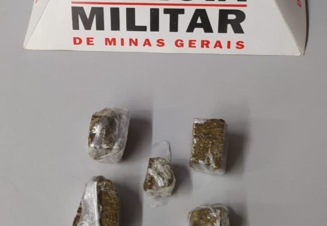 Polícia militar flagra mulher com drogas no Alto do Rosário