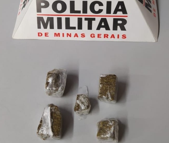 Polícia militar flagra mulher com drogas no Alto do Rosário