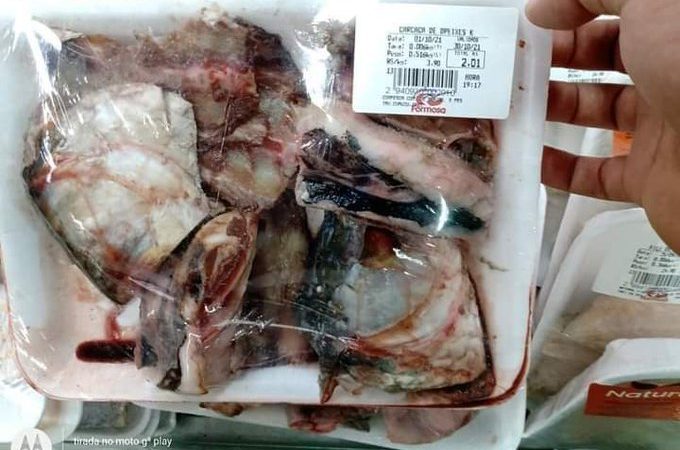 Restos de peixes são vendidos em supermercado e viralizam como ‘retrato da miséria’