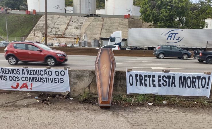 100% dos tanqueiros estão parados em Minas