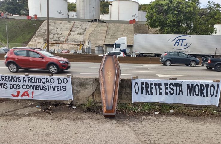 100% dos tanqueiros estão parados em Minas