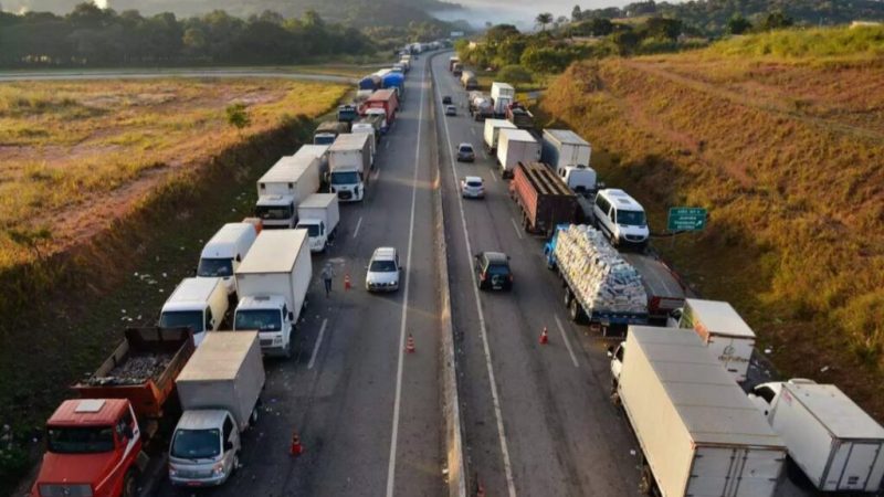 Caminhoneiros iniciam greve; Justiça proibiu bloqueio de rodovias