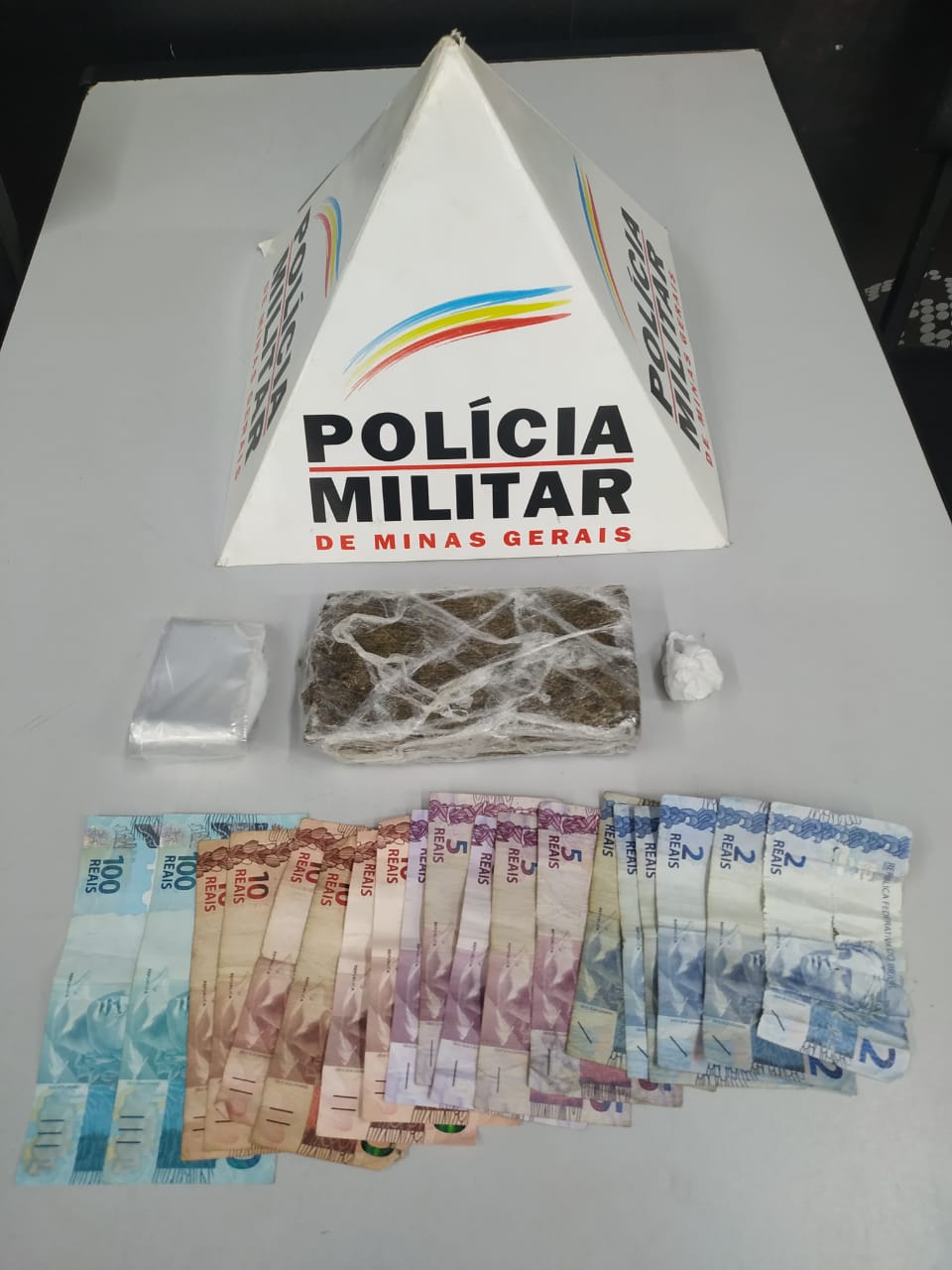 Polícia Militar prende suspeito de tráfico de drogas