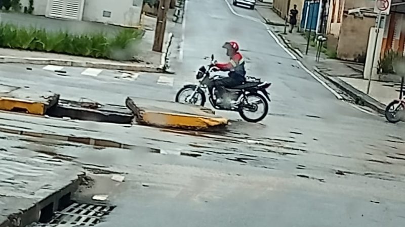 Chuva levanta cobertura da Avenida Jove Soares