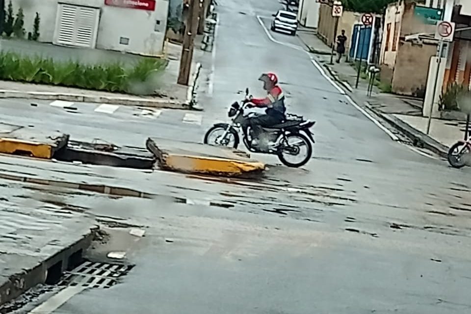 Chuva levanta cobertura da Avenida Jove Soares