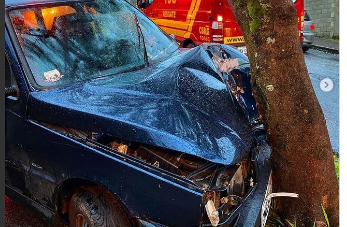 Motorista perde controle de carro e bate contra árvore