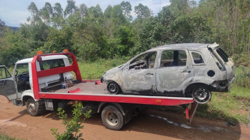 Carro usado em tentativa de homicídio, com vários tiros, é incendiado no Córrego do Soldado