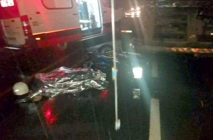 Rapaz morre ao bater na traseira de um caminhão estacionado de forma irregular