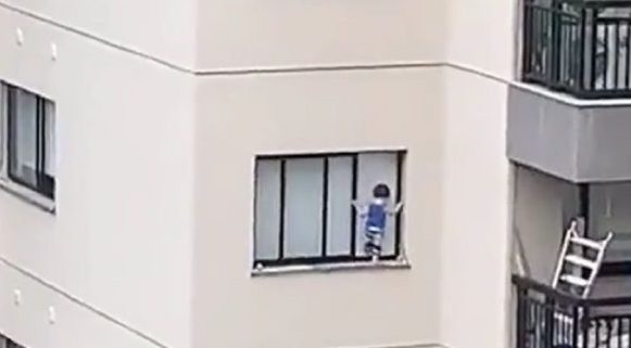Vídeo: criança pendurada na janela assusta vizinhos