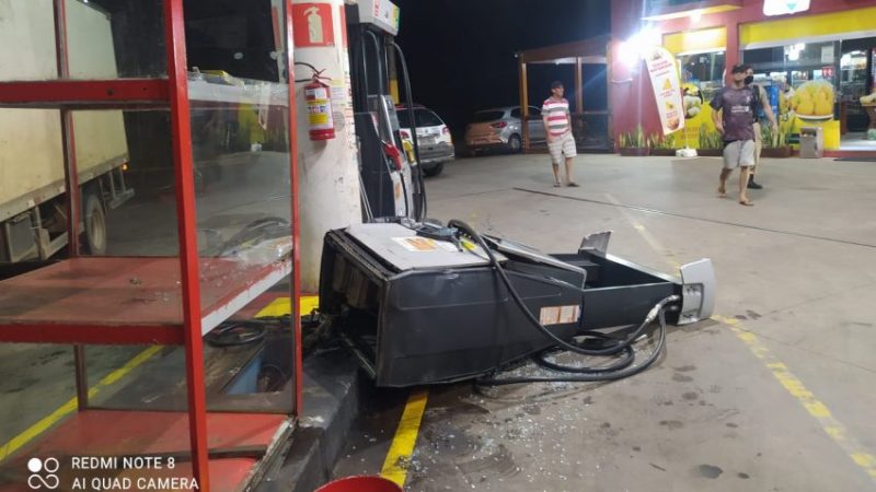 Caminhão arranca bomba de combustível depois de abastecer