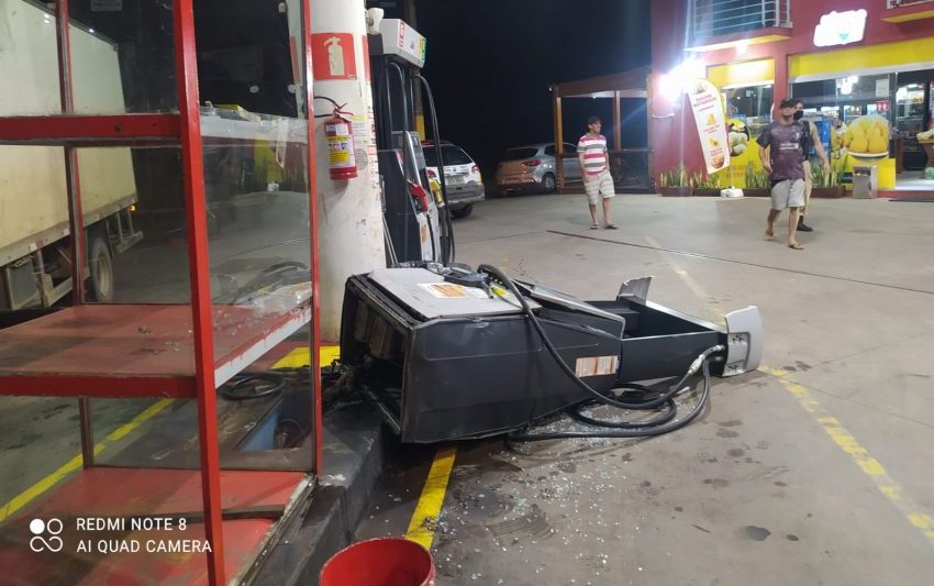 Caminhão arranca bomba de combustível depois de abastecer