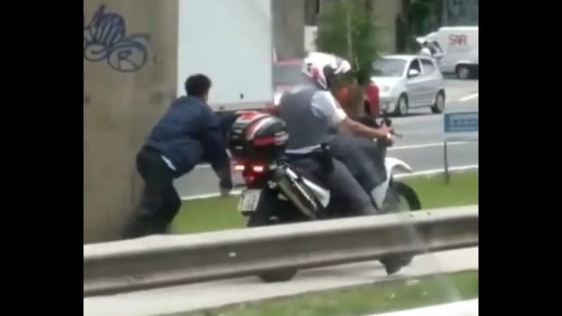 Vídeo: PM em moto arrasta homem algemado