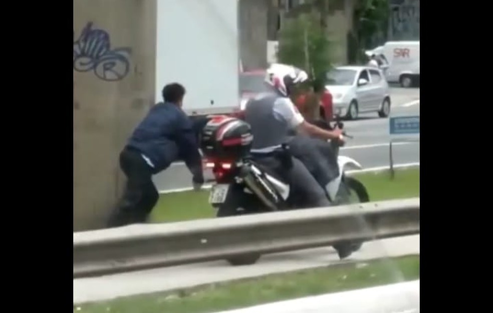 Vídeo: PM em moto arrasta homem algemado