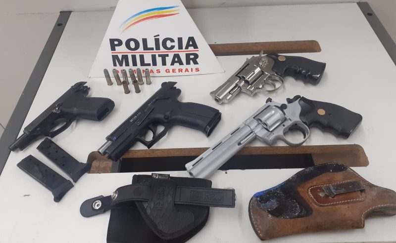 Homem preso por posse de arma e simulacros