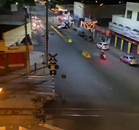 Vídeo de tiroteio e perseguição no centro de Itaúna com suspeito preso