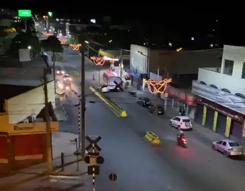 Vídeo de tiroteio e perseguição no centro de Itaúna com suspeito preso