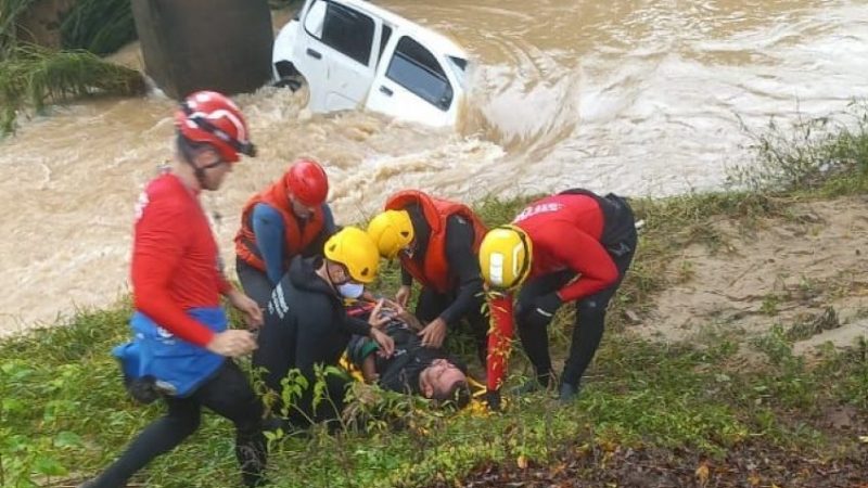 Vídeo: bombeiros salvam homem que caiu com carro dentro do ribeirão Joanica