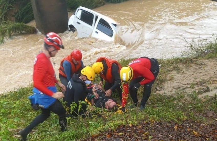 Vídeo: bombeiros salvam homem que caiu com carro dentro do ribeirão Joanica