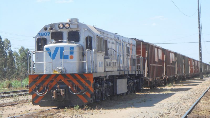 Trem bate em carro na Vila Tavares