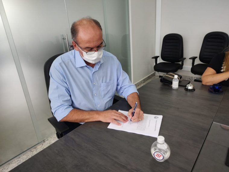 Prefeito assina novos contratos para pavimentação na cidade