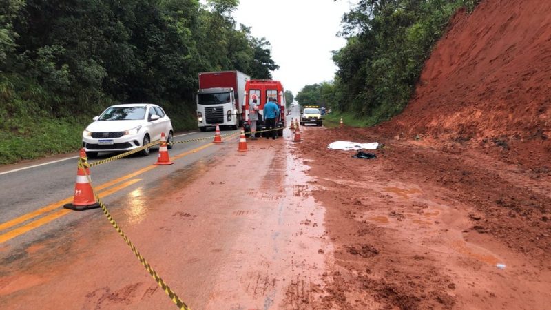 Mulher morre atropelada na MG 050