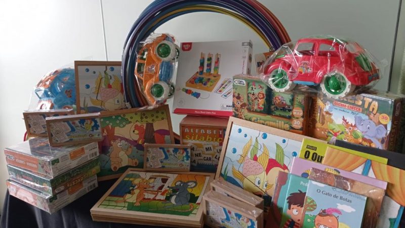 Secretaria de Educação distribui kits escolares para escolas e alunos