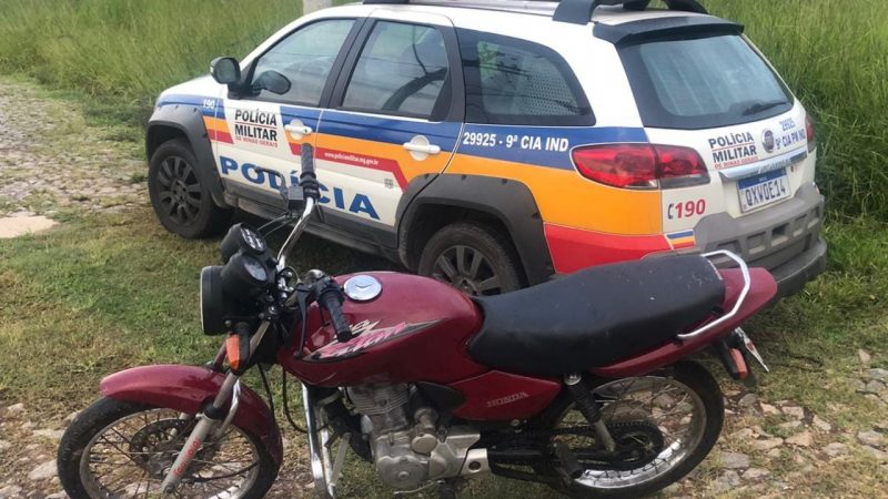 Motocicleta furtada é localizada em mata