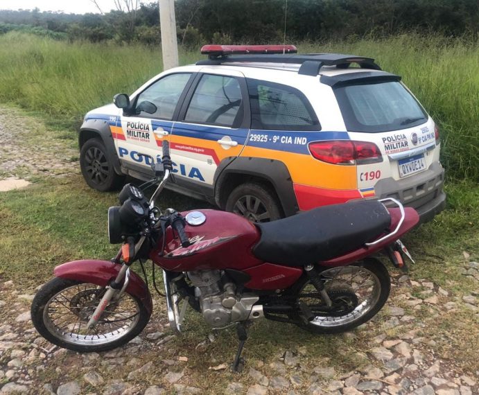 Motocicleta furtada é localizada em mata