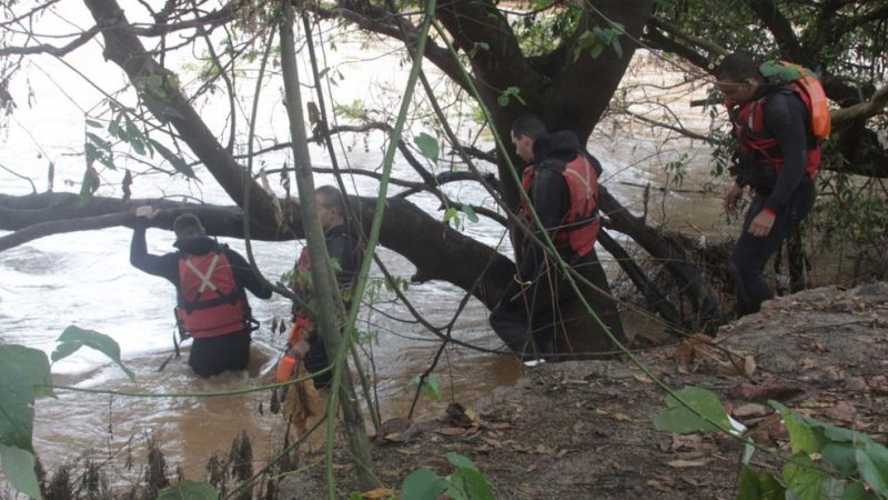 Pai joga filha de 6 anos em rio após fim de relação com mãe da criança