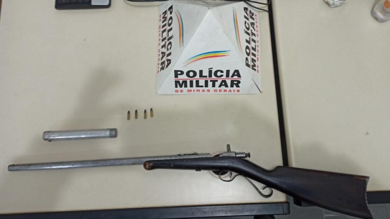 Homem ameaça moradores de prédio com um rifle