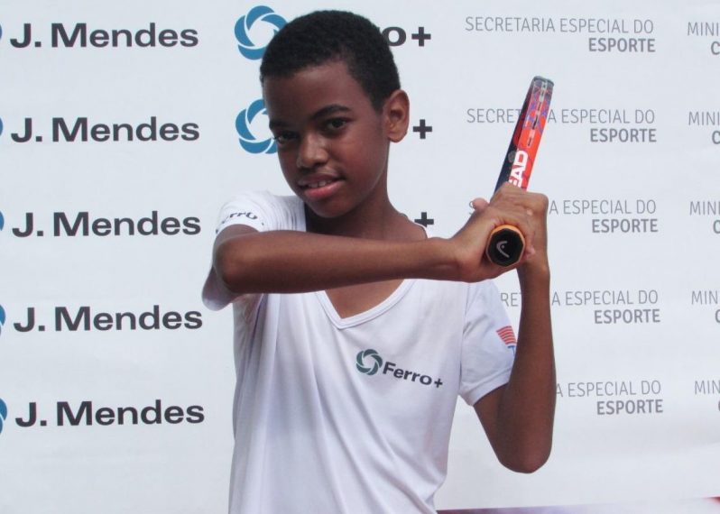Itaunense de 12 anos ganha bolsa para jogar tênis em Itaúna