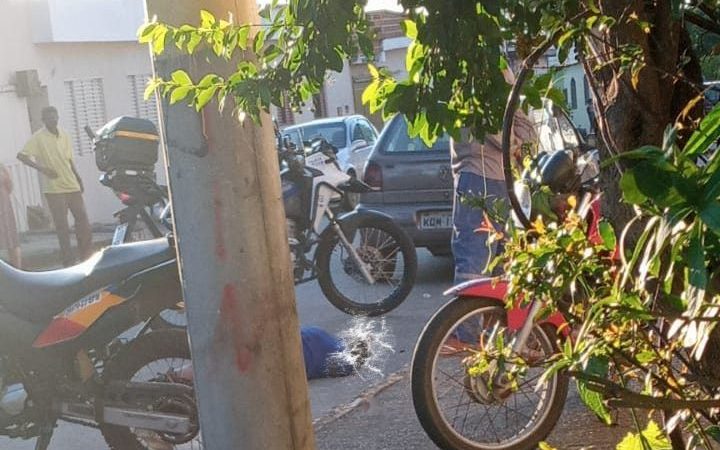 Menor morto a tiros era suspeito de homicídio, segundo a PM