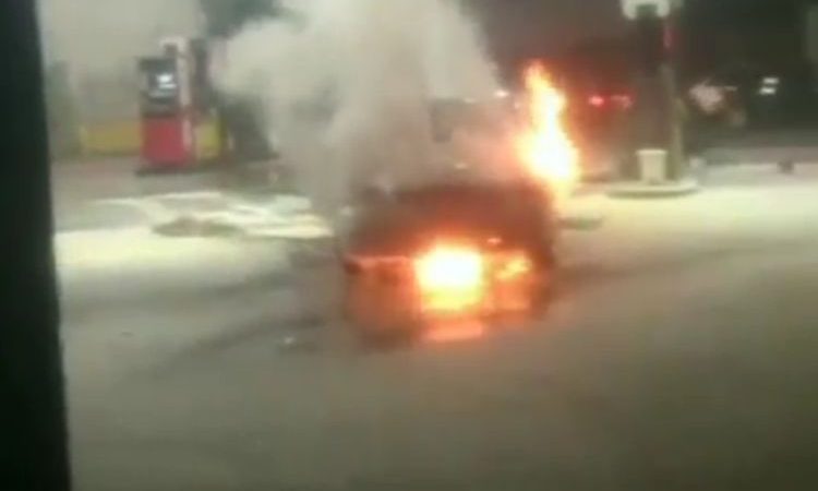 Vídeo: carro pega fogo em posto de combustíveis em Itaúna