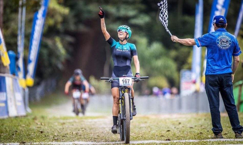 A itaunense Isabella Lacerda fica a 15 segundos do top-10 na CIMTB