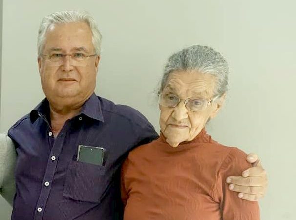 Enfermeira Maria Emy deixa hospital e recebe homenagem