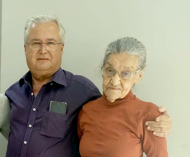 Enfermeira Maria Emy deixa hospital e recebe homenagem