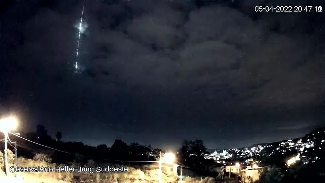 Vídeo: queda de meteoro é registrada no céu do RS
