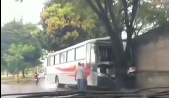 Ônibus bate em árvore e muro da escola em Santanense