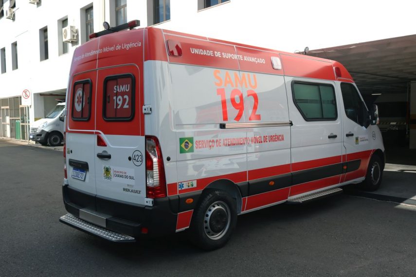 Acidente entre motocicleta e carro deixa um ferido na Avenida Jove Soares