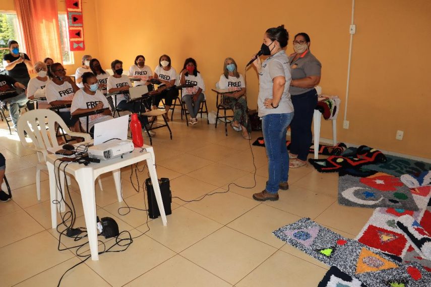 Moradoras de Itatiaiuçu concluem oficinas de tapeçaria do projeto “Danças, Artes e Tramas”