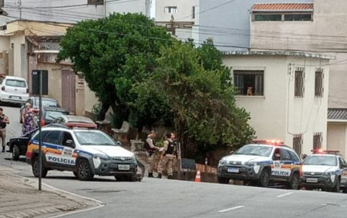 Viatura policial bate durante perseguição pela Rua São Vicente