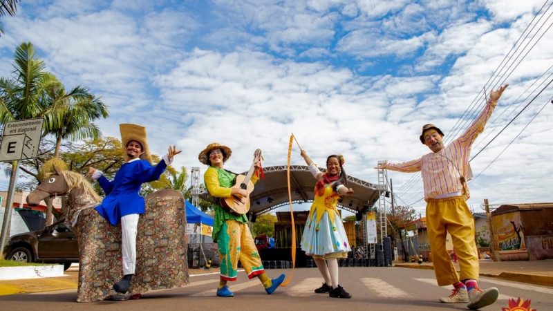 Teatro Móvel Solar estaciona em Mateus Leme para apresentações gratuitas na Praça Benedito Valadares