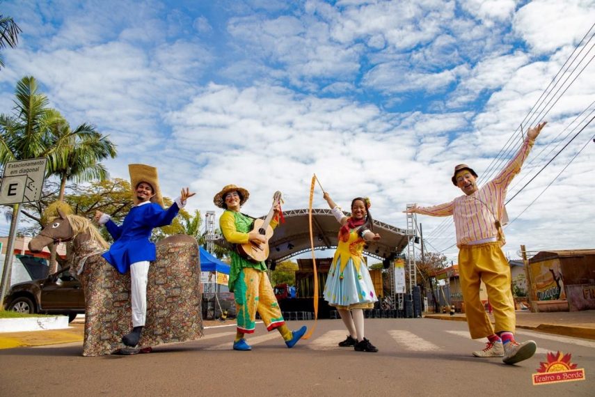 Teatro Móvel Solar estaciona em Mateus Leme para apresentações gratuitas na Praça Benedito Valadares