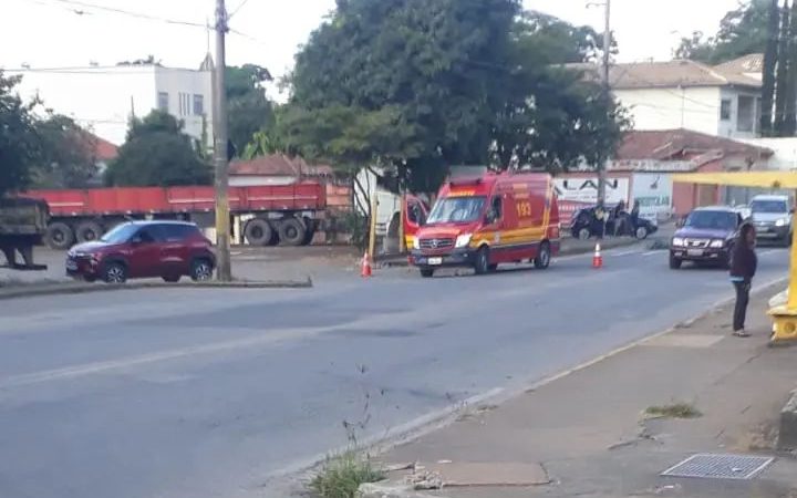 ATUALIZADO – Acidente com carreta mata motociclista em Itaúna