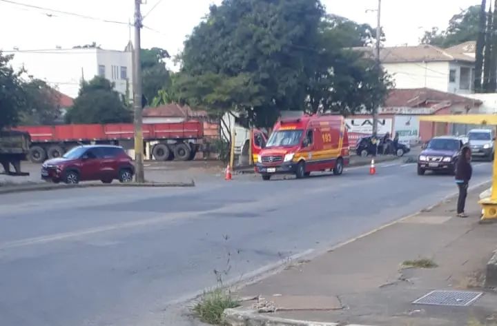 ATUALIZADO – Acidente com carreta mata motociclista em Itaúna