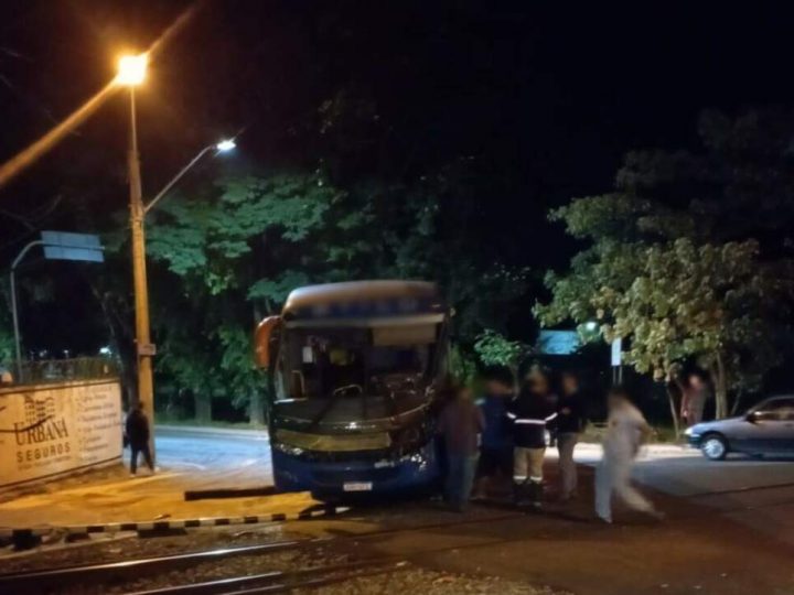 Batida entre ônibus e locomotiva deixa uma pessoa ferida em Itaúna