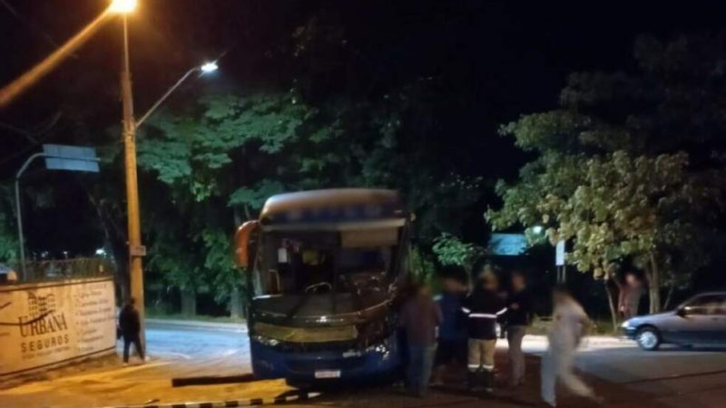 Batida entre ônibus e locomotiva deixa uma pessoa ferida em Itaúna