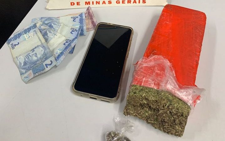 Homem é preso com uma barra de maconha