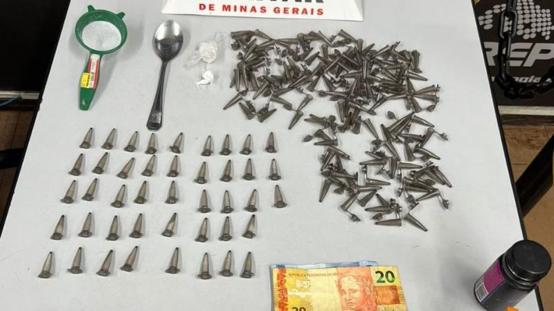 Homem é pego com 42 pinos de cocaína